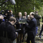 Großes Medien-Echo bei der Besatz-Aktion. Symbolisch nimmt Minister Meyer (im Anzug) die Junglachse entgegen. Foto: F. Möllers/LSFV
