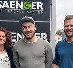Profi-Handballer Jannik Kohlbacher (Mitte) unterstützt Sänger zukünftig als Marken-Botschafter. Links Katrin Sänger, rechts Andreas Jäger, Produktberater der Firma Sänger.