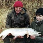Erfolg vorprogrammiert: John Sidley nahm den 16-jährigen Jungangler Dean Aston mit zum Fischen – Deans erster Hecht wog 21 Pfund.