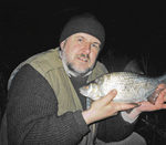 Bernd Steffen ist Mitgründer der Specimen Hunting Group Dortmund (SHG). Seit Jahren hat er sich den kapitalen Friedfischen verschrieben. Hier freut er sich über ein kapitales Rotauge.