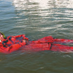 Hier sieht man, wie ein Flotation-Overall den Angler über Wasser hält. Aber Vorsicht: Der Anzug ersetzt nicht die Schwimmweste.