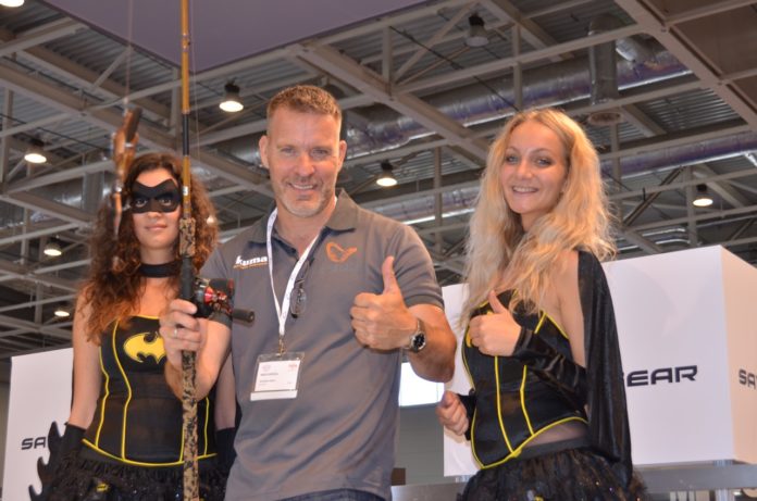 Bat-Women auf der EFTTEX: Mads Grosell von Savage Gear präsentierte den neuen 3D Bat-Oberflächenköder in charmanter Begleitung.