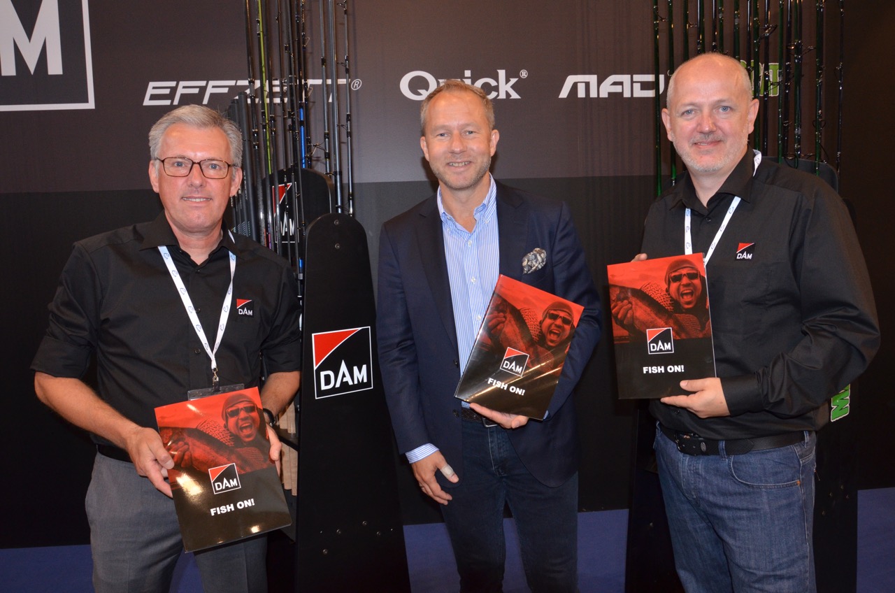 Stolz präsentieren André Akkermans (Verkaufsdirektor DAM), Hans Maasbøl (neuer Svendsen Geschäftsführer) und Marketing-Boss Ken Bloch-Frederiksen das neue DAM-Logo.
