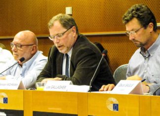 DAFV Vizepräsident Thorsten Wichmann (Mitte) berichtet im EU-Parlament über die Angelverbote in den deutschen Meeresschutzgebieten. Foto: DAFV