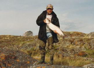 Jan Eggers mit seiner berühmten Mepps-Kappe und seinem ersten kanadischen Sheefish, einer wandernden Maränen-Art.