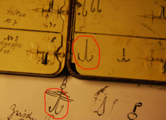 Die ungewöhnlich plumpe Zeichnung eines Zwillingshakens - auf der Fliegendose (oben) und in Behms Handschrift.