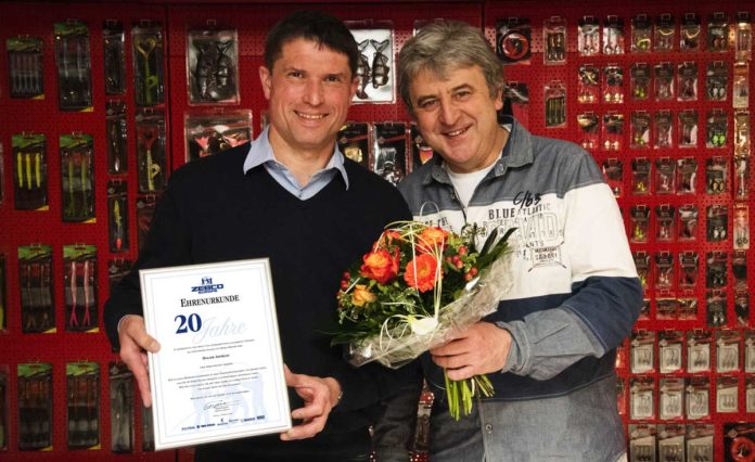 Holger Aderkaß (links) wird von Jürgen Masuch (Produktmanager Zebco Europe) für 20 Jahre Mitarbeit als Testangler geehrt.