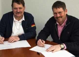 Fritz Emonts vom DSAV (links) und Frerk Petersen von Browning unterzeichnen die Sponsoring-Vereinbarung.
