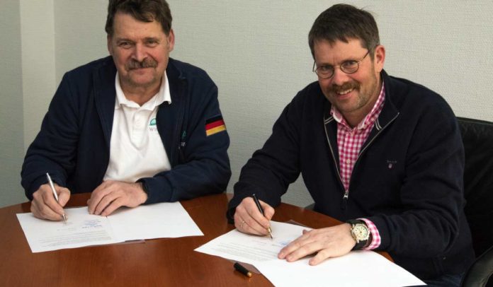 Fritz Emonts vom DSAV (links) und Frerk Petersen von Browning unterzeichnen die Sponsoring-Vereinbarung.