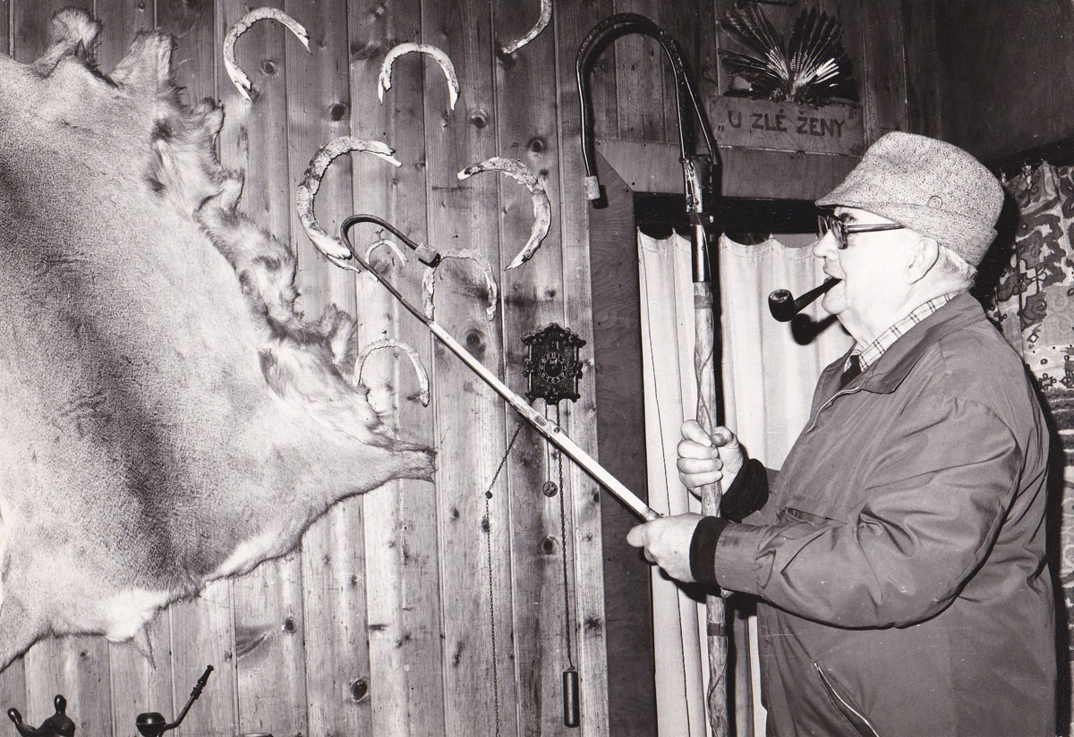 Onkel Rudolf Stritzko präsentiert seine Wels-Kiefer an der Wand, man beachte sein Gaff!