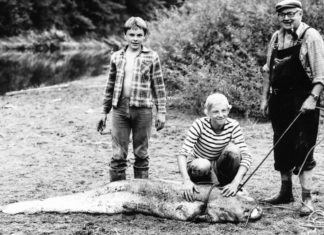"Onkel Rudolf" (rechts) sowie seine beiden jungen Angelfreunde Lubos Mudroch (Mitte) und Martin Dolak (links) mit dem Rekordwels von 92 Kilo.