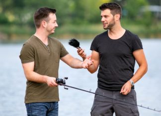 Fisch Ahoi-Herausgeber Stefan Tesch (rechts) im Podcast-Interview mit einem Angler. Bild: Norbert Novak
