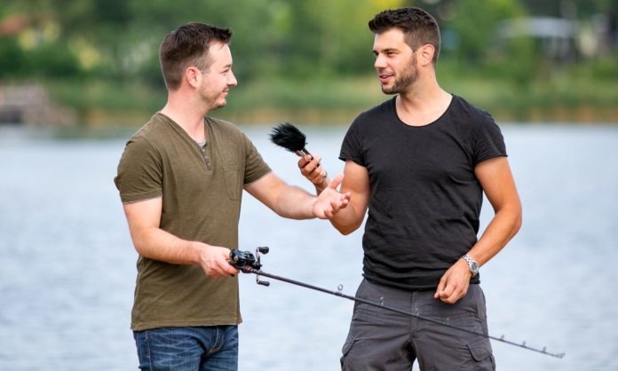 Fisch Ahoi-Herausgeber Stefan Tesch (rechts) im Podcast-Interview mit einem Angler. Bild: Norbert Novak
