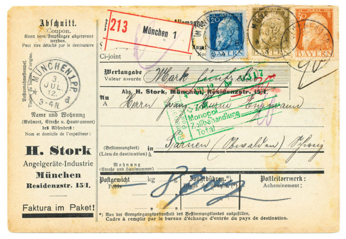 Paketkarte der Münchner Angelgerätefirma Stork aus dem Jahr 1912, bestückt mit damals noch bayerischen Briefmarken.