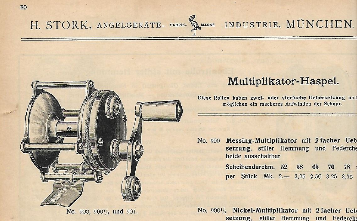 Ergänzung: Am 27.7.18 schickte Jürgen Keller diese Abbildung aus einem Stork-Katalog von ca. 1906. Hier wurde damals der Hendryx-Schriftzug am Rollenfuß vor dem Druck des Katalogs sogar wegretuschiert.