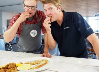 „Snack und Schnack“ mit Angelguide Jörg Strehlow (rechts) und Kochprofi Sebastian Bruns. Bild: agentur pres(s)tige
