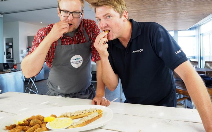 „Snack und Schnack“ mit Angelguide Jörg Strehlow (rechts) und Kochprofi Sebastian Bruns. Bild: agentur pres(s)tige