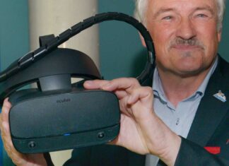 NABU-Präsident Olaf Tschimpke mit einer der neuen VR-Brillen im Ozeaneum Stralsund. Bild: Volker Schrader/Deutsches Meeresmuseum