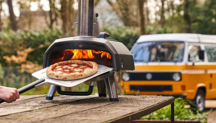 Mit dem Outdoor-Pizzaofen lässt sich auch am Bootssteg ein Pizza backen. Bilder: Ooni