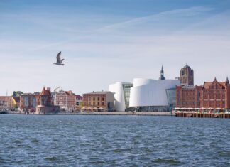 Stadtansicht von Stralsund mit dem markanten Ozeaneum, das im Jahr 2023 über eine halbe Million Gäste besucht haben. Foto: Anke Neumeister/Deutsches Meeresmuseum