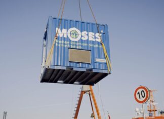 Der Messgeräte-Container „MOSES“ wird entlang der Elbe von Schiff zu Schiff weitergereicht, um die Vergleichbarkeit der Messergebnisse zu gewährleisten. Foto: Ines Reinisch/Geomar