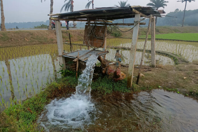 In vielen Gebieten der Welt, wie hier in Bangladesch, wird Grundwasser für die Landwirtschaft an die Oberfläche gepumpt. Bild: Ahmed Ziaur Rahman