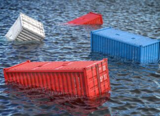 Container gehen meist stapelweise über Bord und werden so eine Gefahr für Schifffahrt und Umwelt. Bild: pexels.com/Jade Hochschule via idw