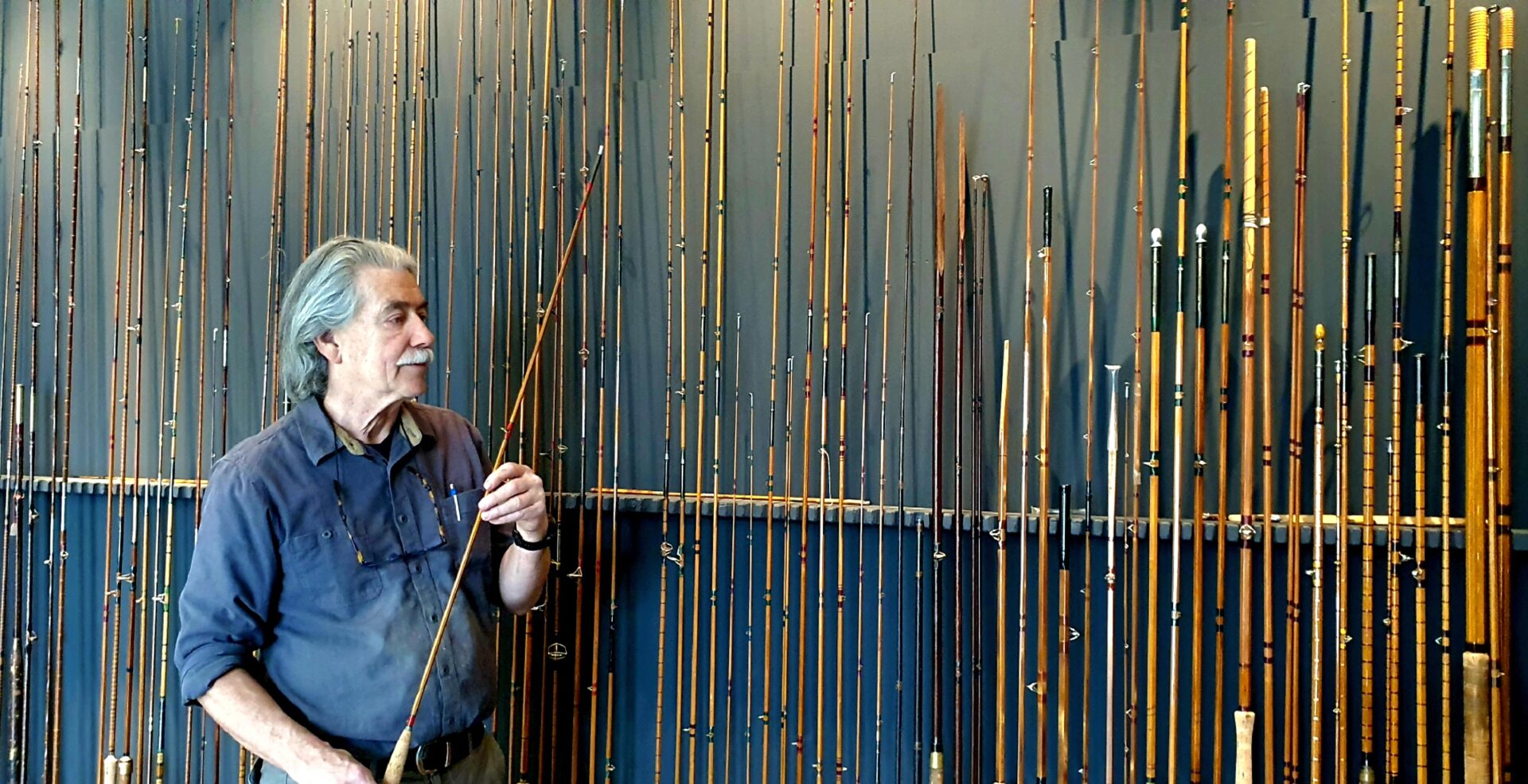 Sonderausstellung „Zeitreise durch die Geschichte der gespließten Fliegenrute“: Philipp Sicher präsentiert Exponate aus seiner umfangreichen Sammlung.
