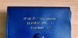 Kleines Kunststoff-Etui mit dem Aufdruck "Witt & Führmann, Hamburg-11, Deichstraße 17".