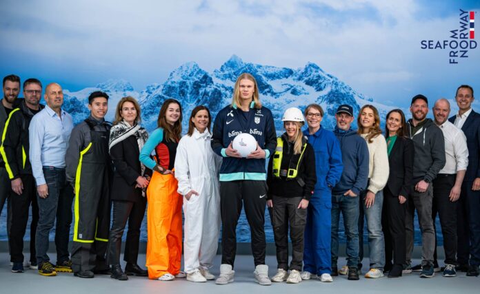 Der weltbekannte Fußballer Erling Braut Haaland (Mitte) wird neuer Botschafter für Seafood aus Norwegen. Bild: Seafood from Norway