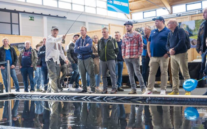 Daniele Difronzo präsentiert das Fliegenwerfen in Halle A7. Bilder: Messe Friedrichshafen