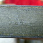 Auch bei der Nr. 924 ist der Schriftzug „Triplex A“ noch händisch mit einem Stichel in den Spulentopf graviert worden.