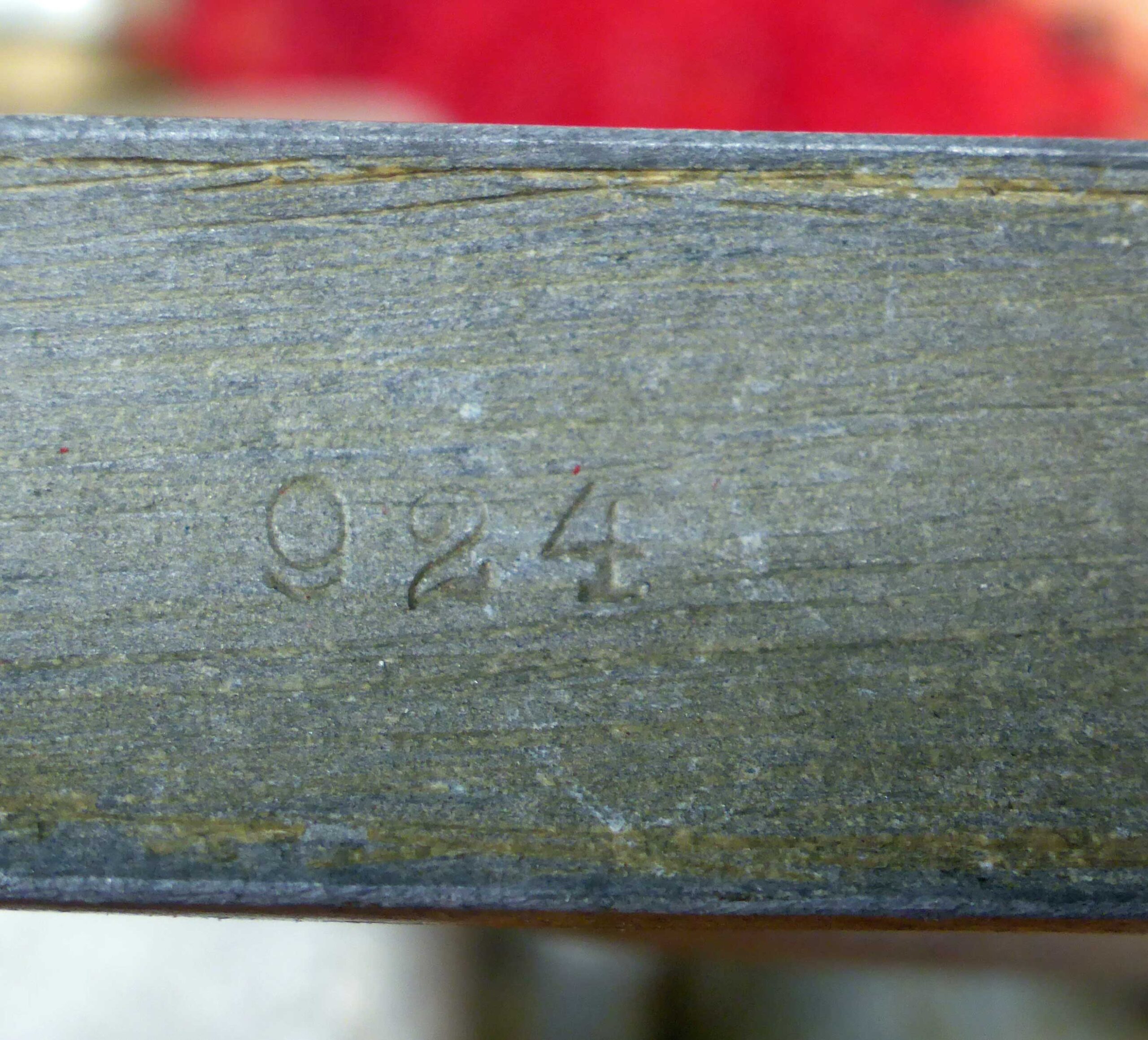 Auch bei der Nr. 924 ist der Schriftzug "Triplex A" noch händisch mit einem Stichel in den Spulentopf graviert worden.