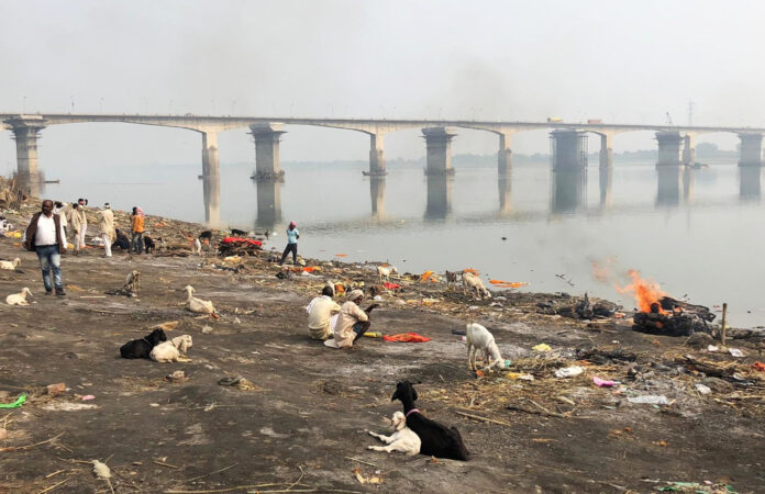 Nicht nur Verbrennungsstätten von Leichen vergiften den Ganges, auch Müllberge und giftige Abwässer aus der Lederindustrie sorgen dafür, dass das Baden im Fluss oder gar das Trinken seines Wassers gefährlich ist. Bild: Swati/PTB