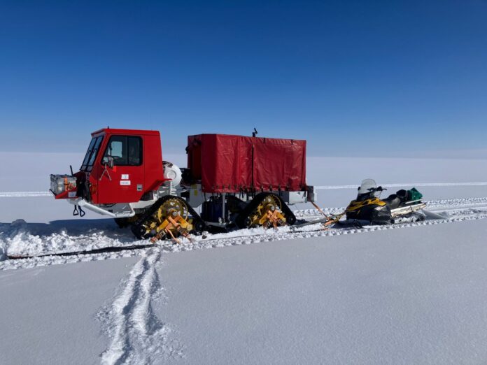 Echolot fürs Eis: Dieses Spezialfahrzeug sendet seismische Wellen durch den Gletscher, und erfasst so die Struktur des Untergrundes. Bild: Olaf Eisen