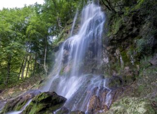 Der Uracher Wasserfall ist ein beliebtes Wanderziel, hier stürzt das Wasser 40 Meter in die Tiefe. Bild: TMBW/Gregor Lengler