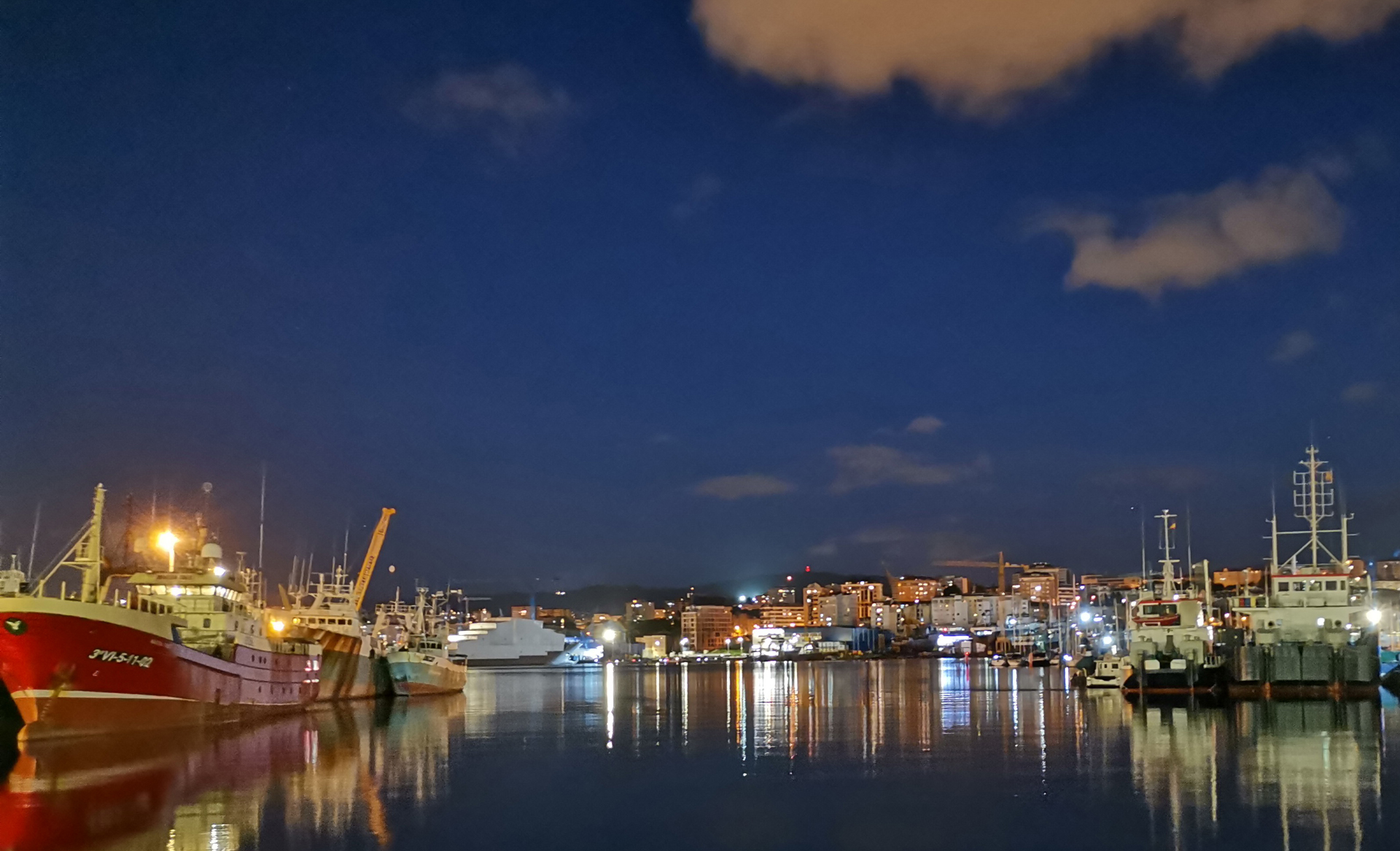 Auch nachts taghell erleuchtet, der Hafen von Vigo in Spanien. Bild: Fabian Löhr