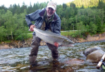 Manfred Raguse mit einem Juni-Lachs von 98 cm Länge, gefangen in Saison 2023 im Bridge Pool. Bild: M. Raguse