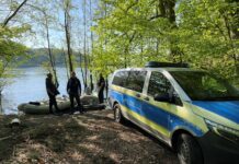 Zusammen mit ehrenamtlichen Fischereiaufsehern ging die Wasserschutzpolizeiinspektion (WSPI) Schwerin am 1. Mai auf Streife. Bild: Landeswasserschutzpolizeiamt Mecklenburg-Vorpommern