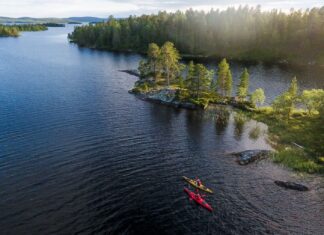 Im Sommer geht hier die Sonne nicht unter: "Coolcation" am Inari-See in Finnland. Bild: Visit Finland