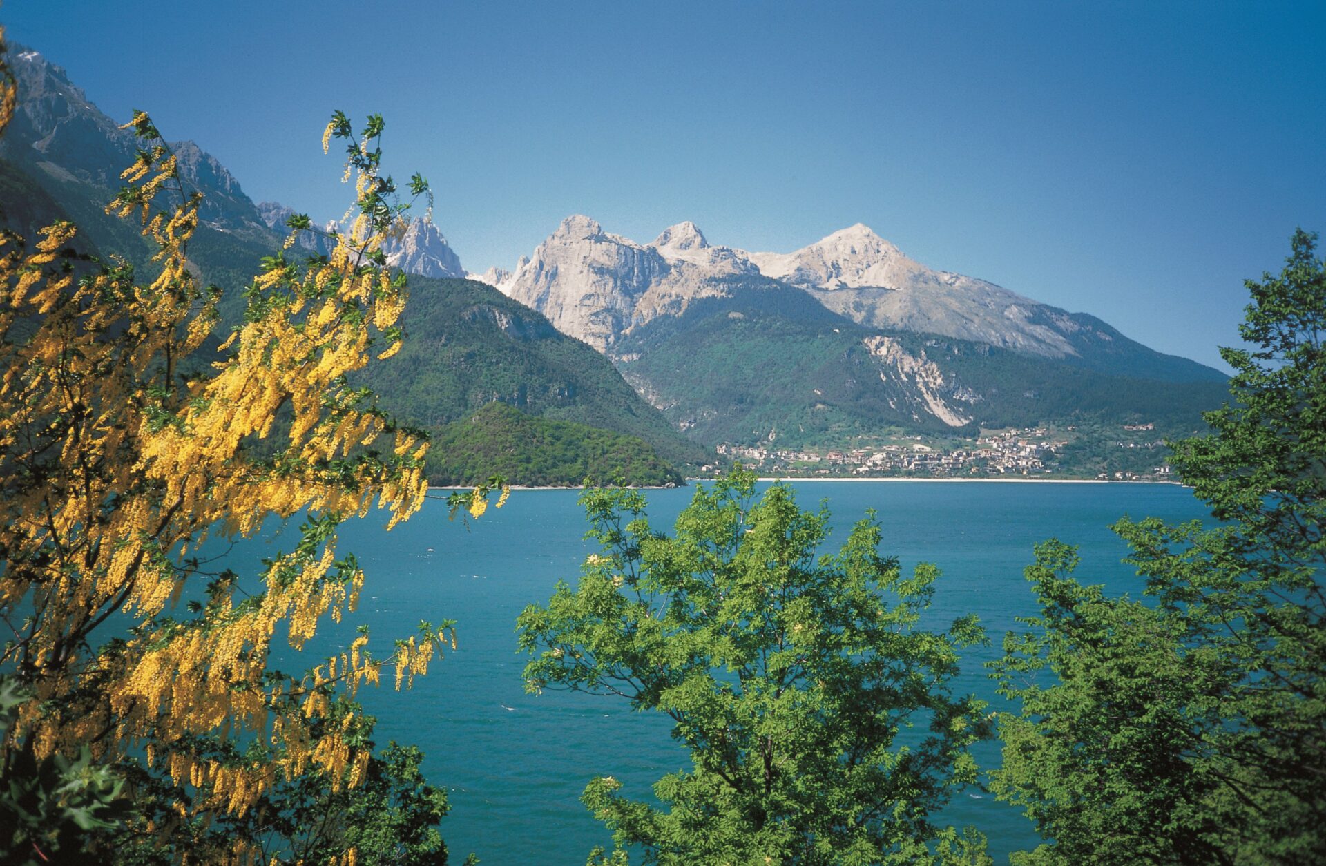Lago die Molveno mit Alepen-Panorama: 300 Seen warten im Trentino auf Besucher. Bild: V. Banal
