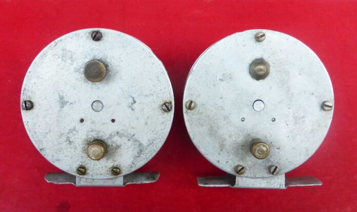Rechts die normale Cyprinus mit halbkugelförmigem Klickerschieber (oben). Bei der linken Rolle ist der Schieber wie die untere Bremsschraube gearbeitet.