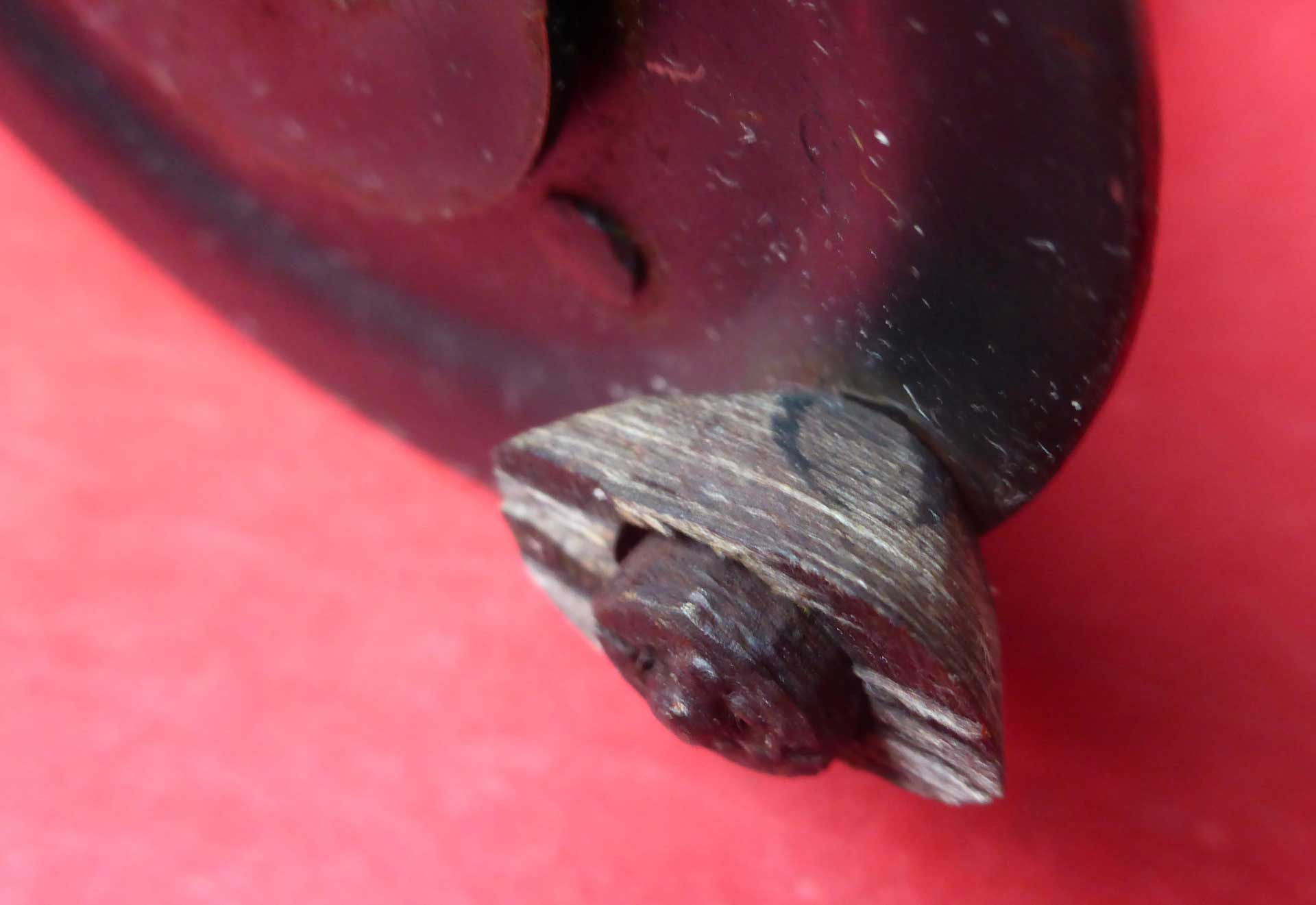 Der abgebrochene Griff besteht aus Lignofol, einem Kunstharz-Sperrholz-Mischmaterial, das in den 1930er Jahren erfunden wurde.