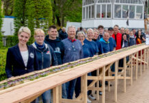 Das Ostseebad Göhren auf Rügen präsentierte am Weltfischbrötchentag, dem 4. Mai 2024, mit 30,95 Metern das »längste Bismarckheringsbrötchen« der Welt. Bilder: RID