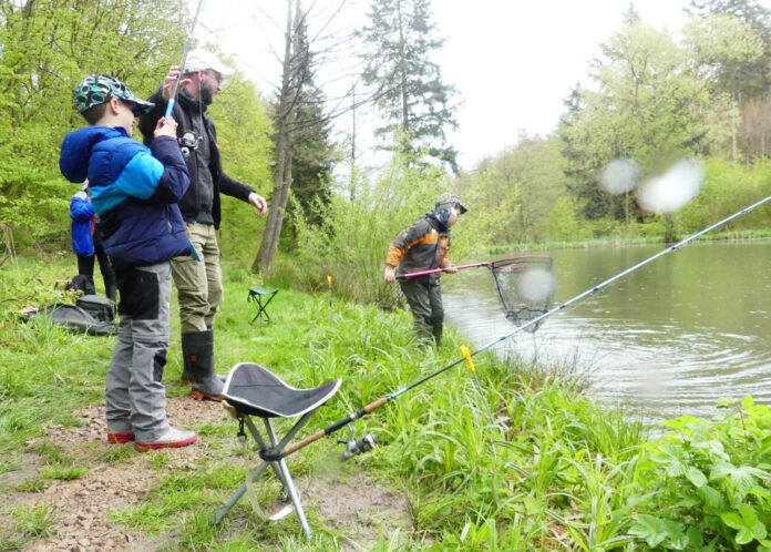 Unter sachkundiger Aufsicht der Vereinsmitglieder konnten sich die Kinder am Vereinsweiher beim Forellenangeln ausprobieren. Bilder: Fischerei-Gemeinschaft Einrich-Aar