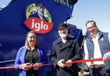 Käpt'n iglo präsentiert mit Tanja Cohrt, HADAG Vorstand, und Philipp Kluck, iglo Deutschlandchef, seine neue Hafenfähre. Bild: iglo Deutschland