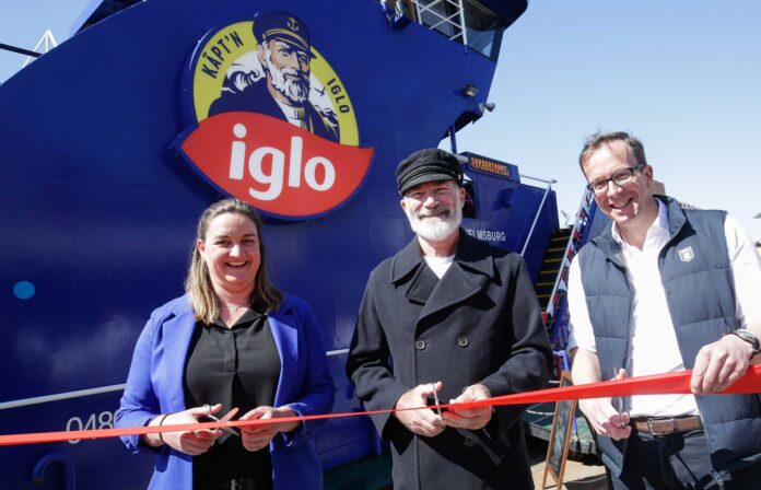 Käpt'n iglo präsentiert mit Tanja Cohrt, HADAG Vorstand, und Philipp Kluck, iglo Deutschlandchef, seine neue Hafenfähre. Bild: iglo Deutschland