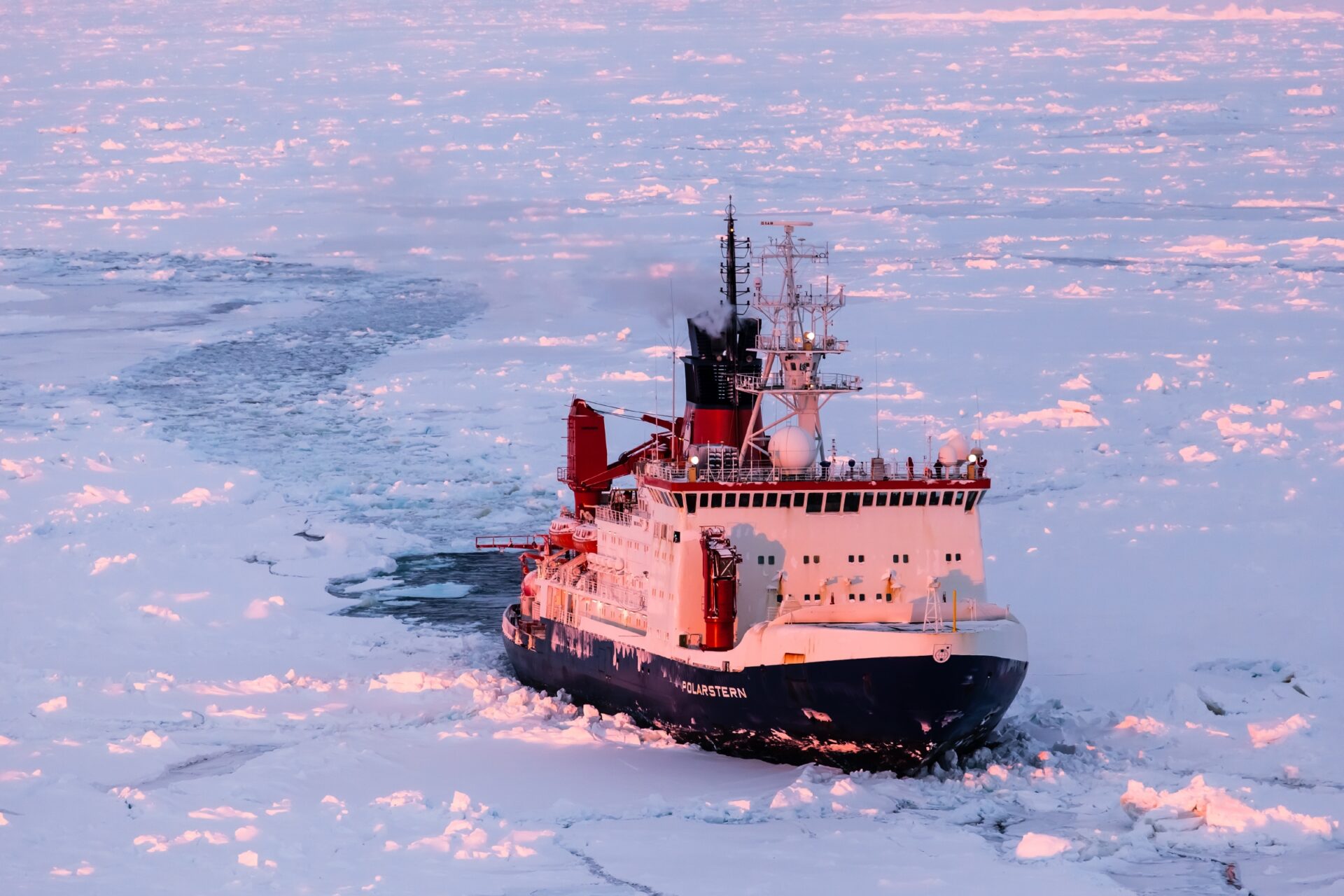 Das Forschungsschiff Polarstern bei der Fahrt durch das antarktische Weddellmeer. Foto: Mario Hoppmann