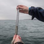 Vor Helgoland läuft seit 1962 täglich die detaillierteste Langzeitüberwachung des Meeres ab. Seit fast 60 Jahren kämpft sich jeden Tag ein kleines Forschungsschiff aus dem Hafen auf Helgoland in die offene Nordsee. In den vergangenen 60 Jahren betrug die durchschnittliche Erwärmung des Wassers an der Helgoländer Straße 1,9°C, was etwa dem Doppelten der Erwärmung des globalen Ozeans entspricht. Foto: Esther Horvath