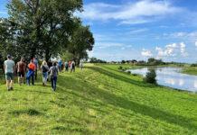 Exkursion entlang der Alten Elbe Bösewig, in der für diese Jahreszeit noch ungewöhnlich viel Wasser steht. Foto: Susanne Fiddeke/Heinz Sielmann Stiftung
